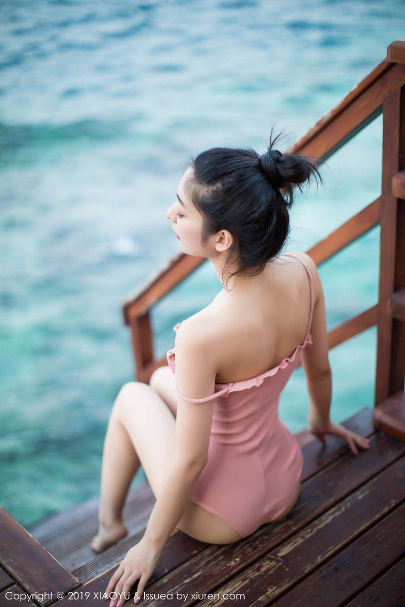 语画界性感女神小热巴Angela粉色吊裙户外泳池马尔代夫旅拍-38