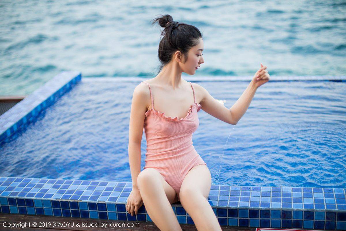 语画界性感女神小热巴Angela粉色吊裙户外泳池马尔代夫旅拍-62