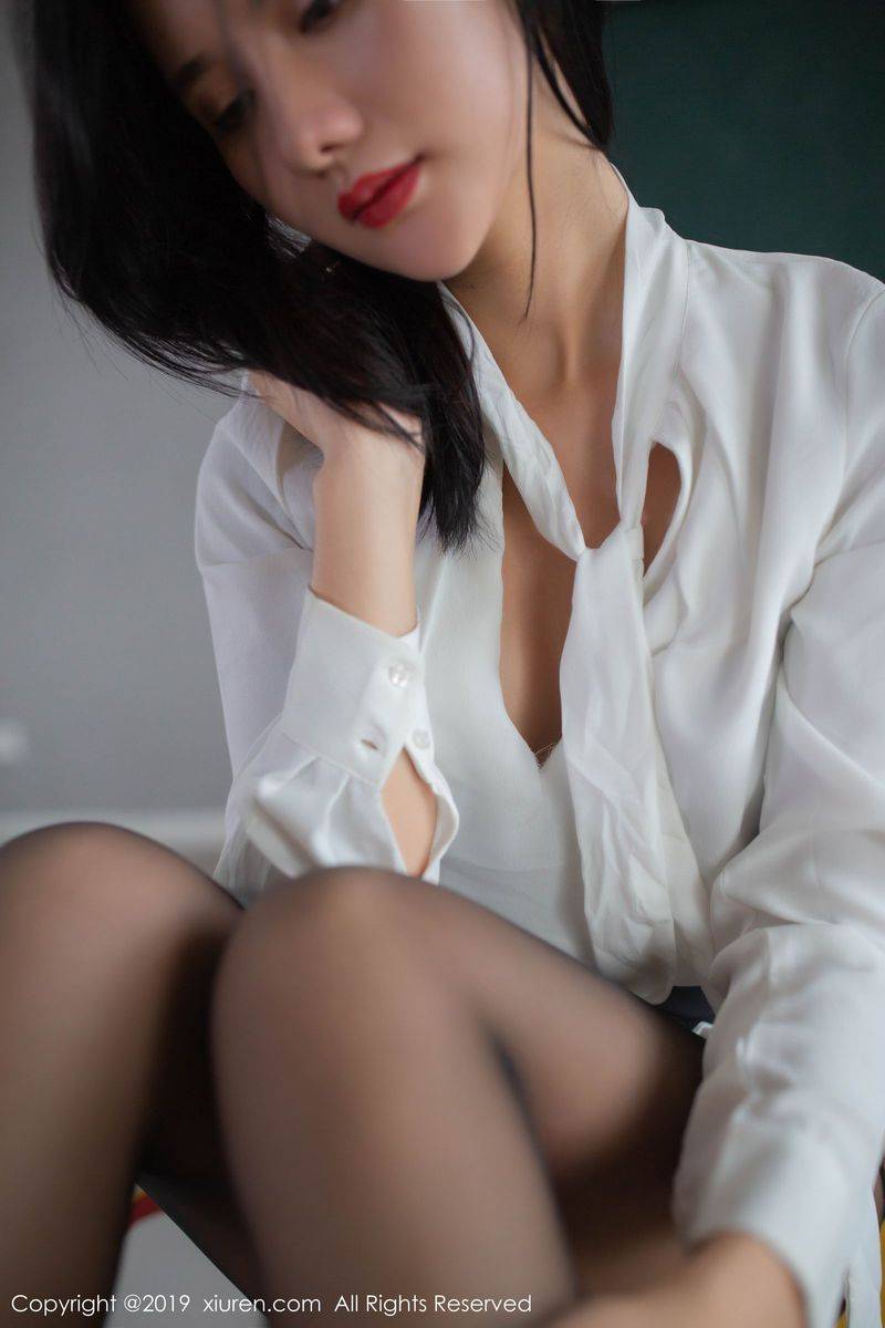 秀人网性感女神就是阿朱啊白衬衫黑丝美腿教师诱惑套图-18