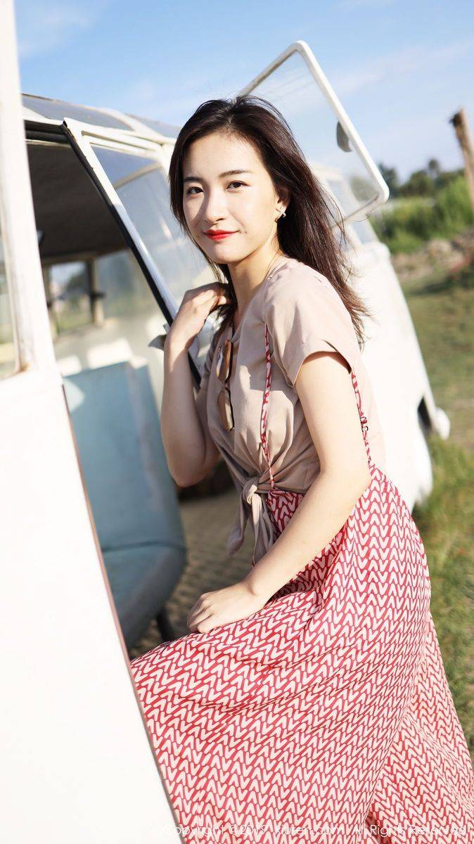 秀人网美女模特艺儿拿铁室外清新甜美风格系列气质写真-12