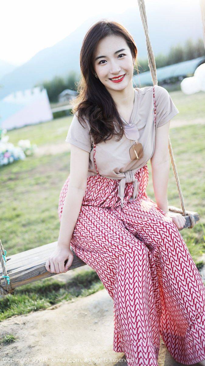 秀人网美女模特艺儿拿铁室外清新甜美风格系列气质写真-28