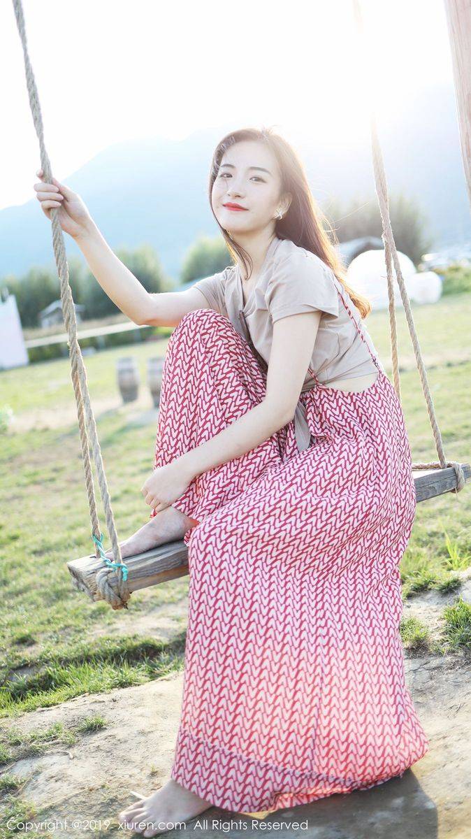 秀人网美女模特艺儿拿铁室外清新甜美风格系列气质写真-32