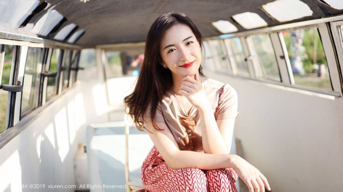 秀人网美女模特艺儿拿铁室外清新甜美风格系列气质写真-45