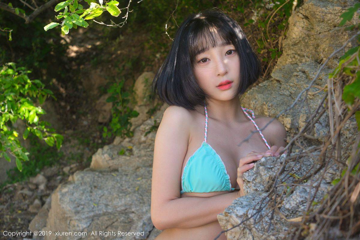 秀人网美女模特卿卿比基尼系列内衣魅惑韩国户外私房旅拍-26