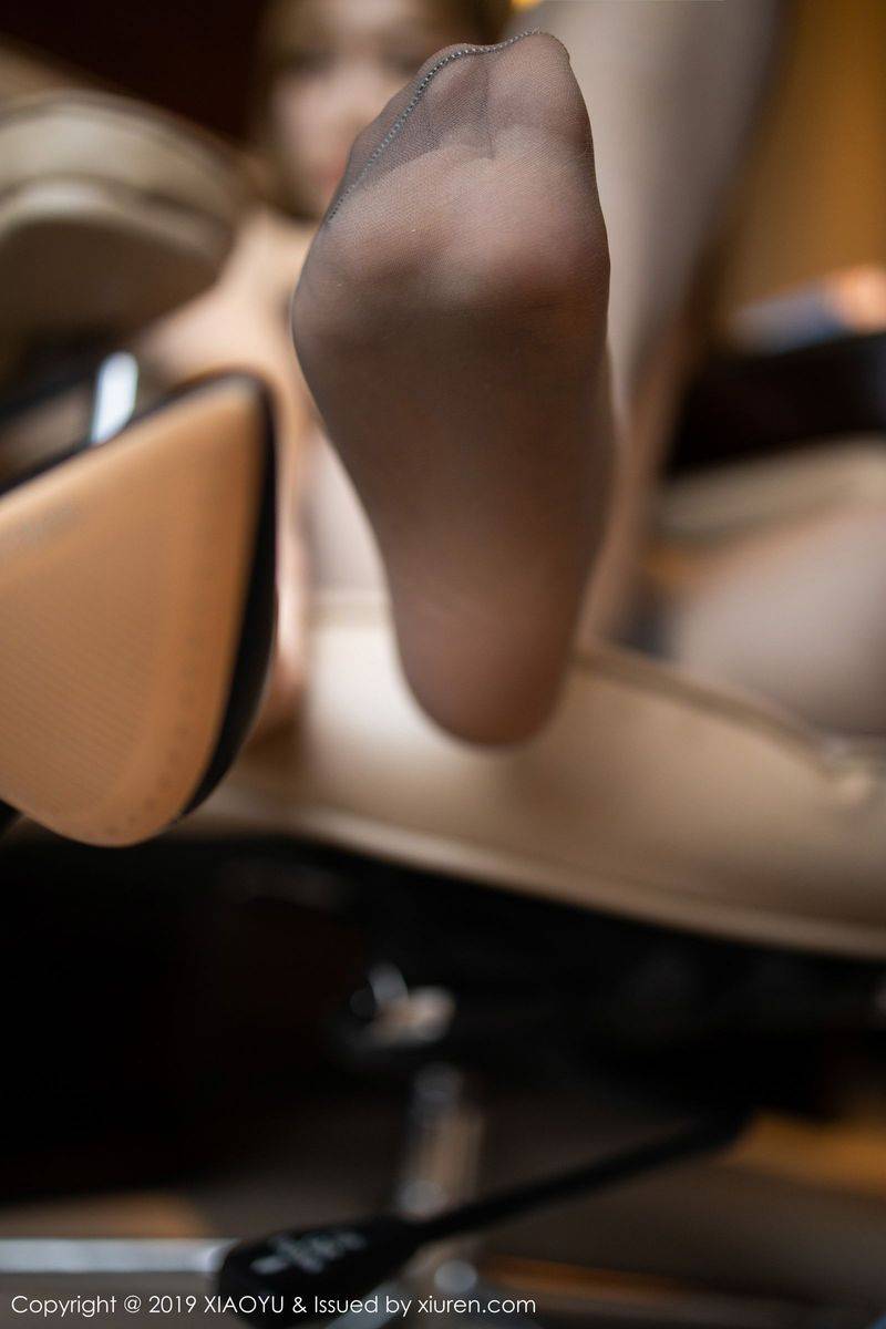 语画界性感嫩模允儿Claire丝袜美腿牛仔长裤大尺度床照写真-39