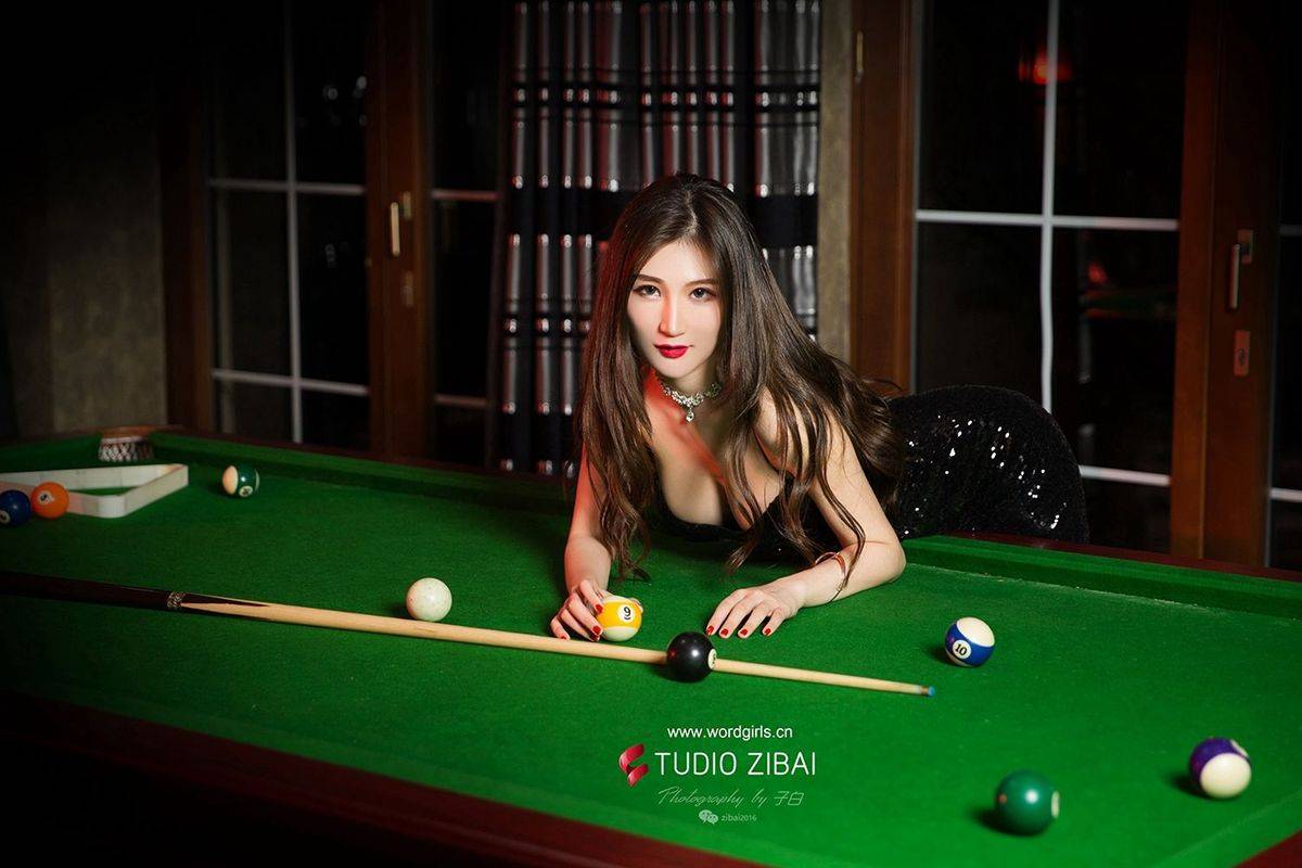 头条女神台球小天后Miss玄子修长美腿性感吊裙魅惑写真-4