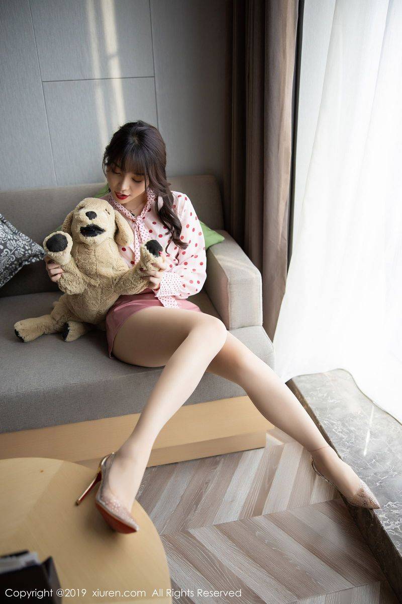 秀人网性感女神芝芝Booty粉丝职业OL装扮芊芊美腿如花写真-14