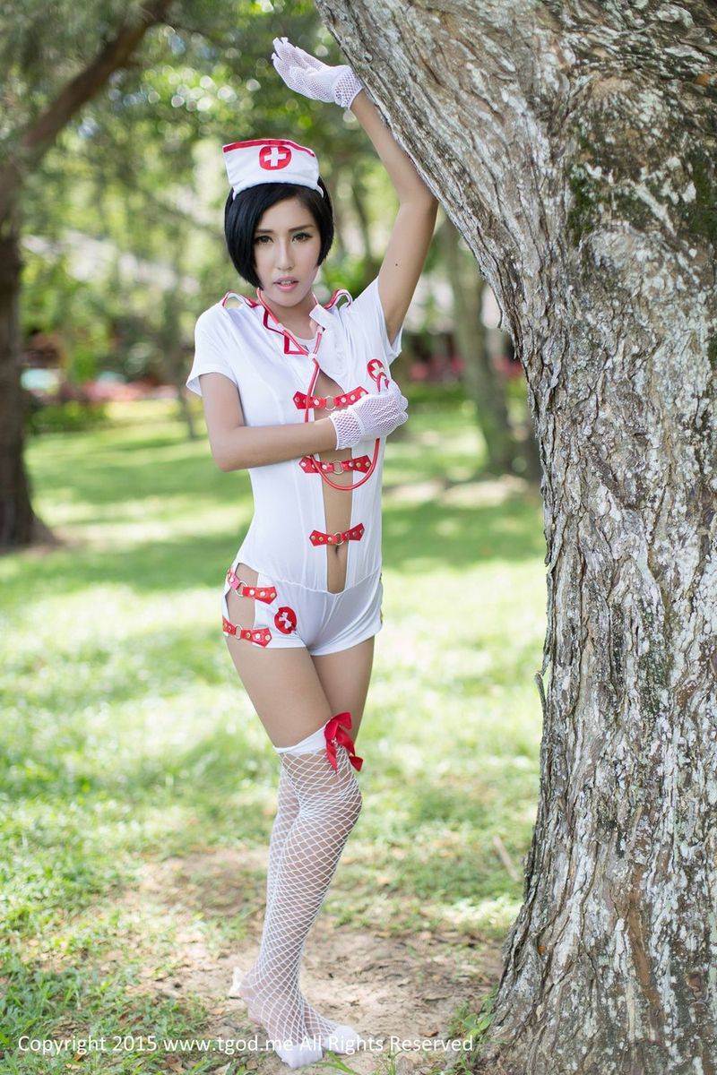 推女神美女模特娜依灵儿俏皮护士服泳池比基尼沙巴旅拍-19