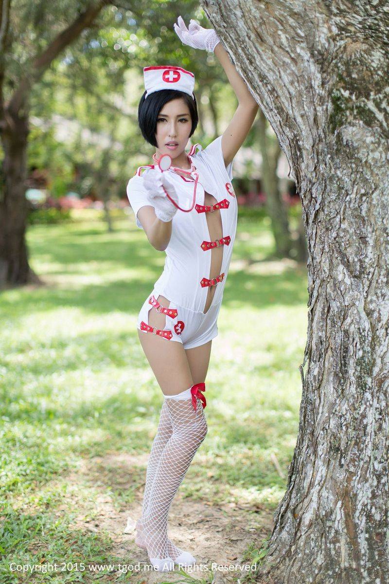 推女神美女模特娜依灵儿俏皮护士服泳池比基尼沙巴旅拍-18