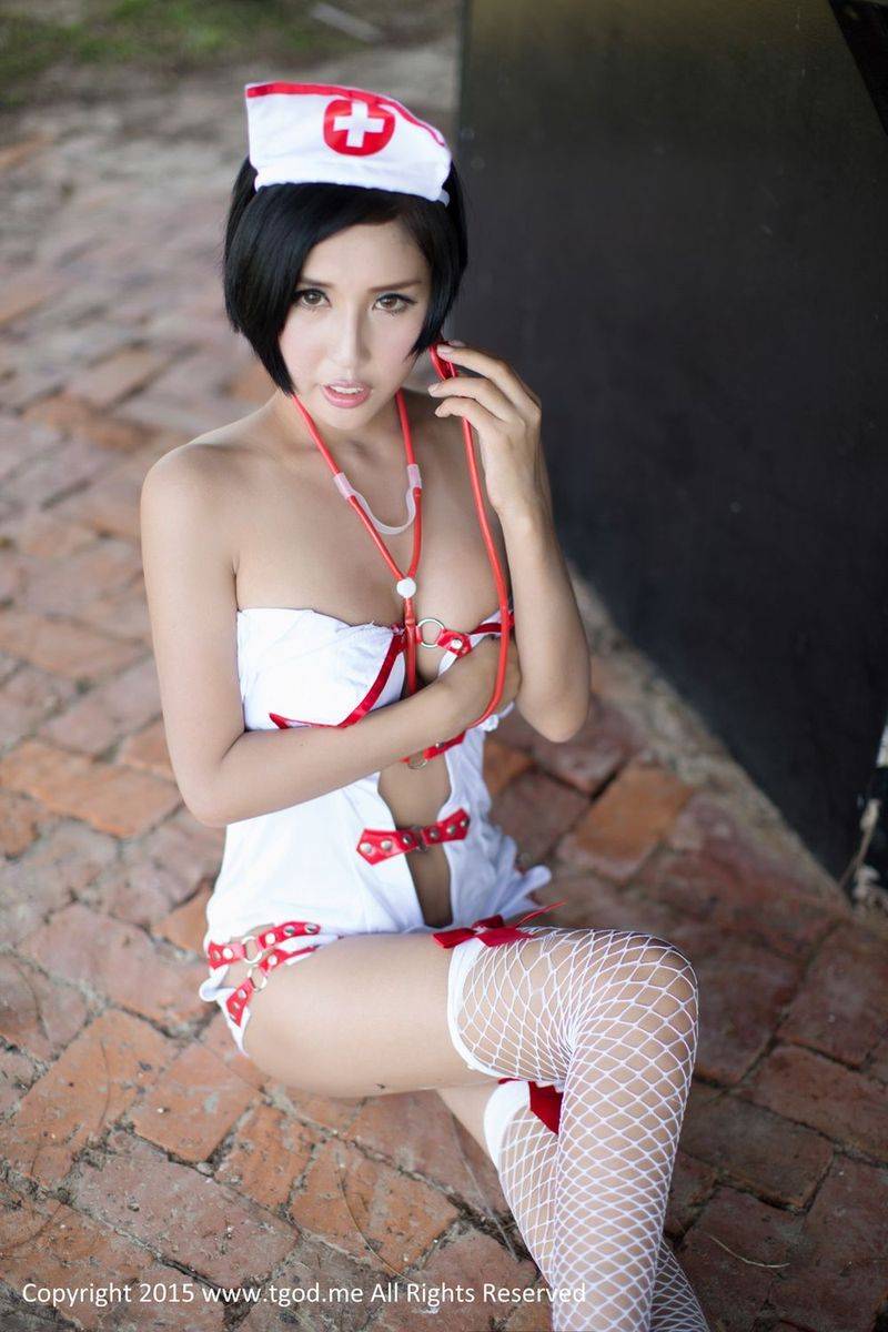 推女神美女模特娜依灵儿俏皮护士服泳池比基尼沙巴旅拍-26