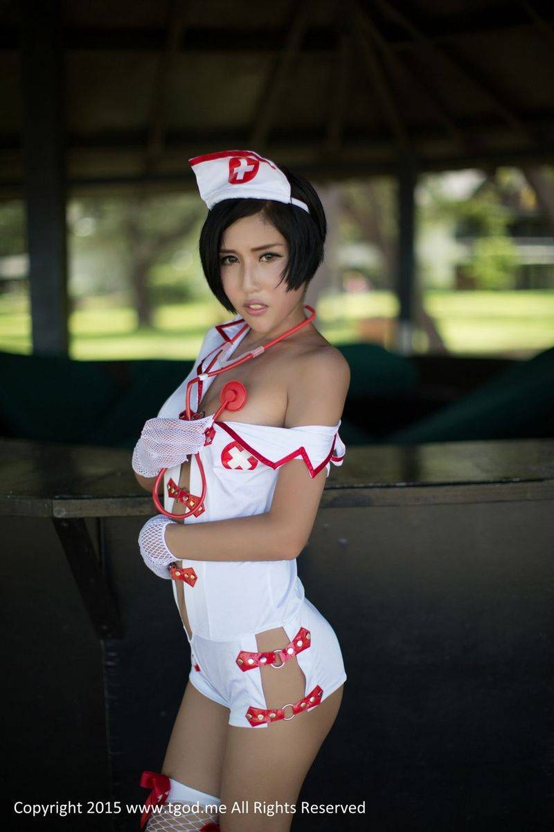 推女神美女模特娜依灵儿俏皮护士服泳池比基尼沙巴旅拍-23