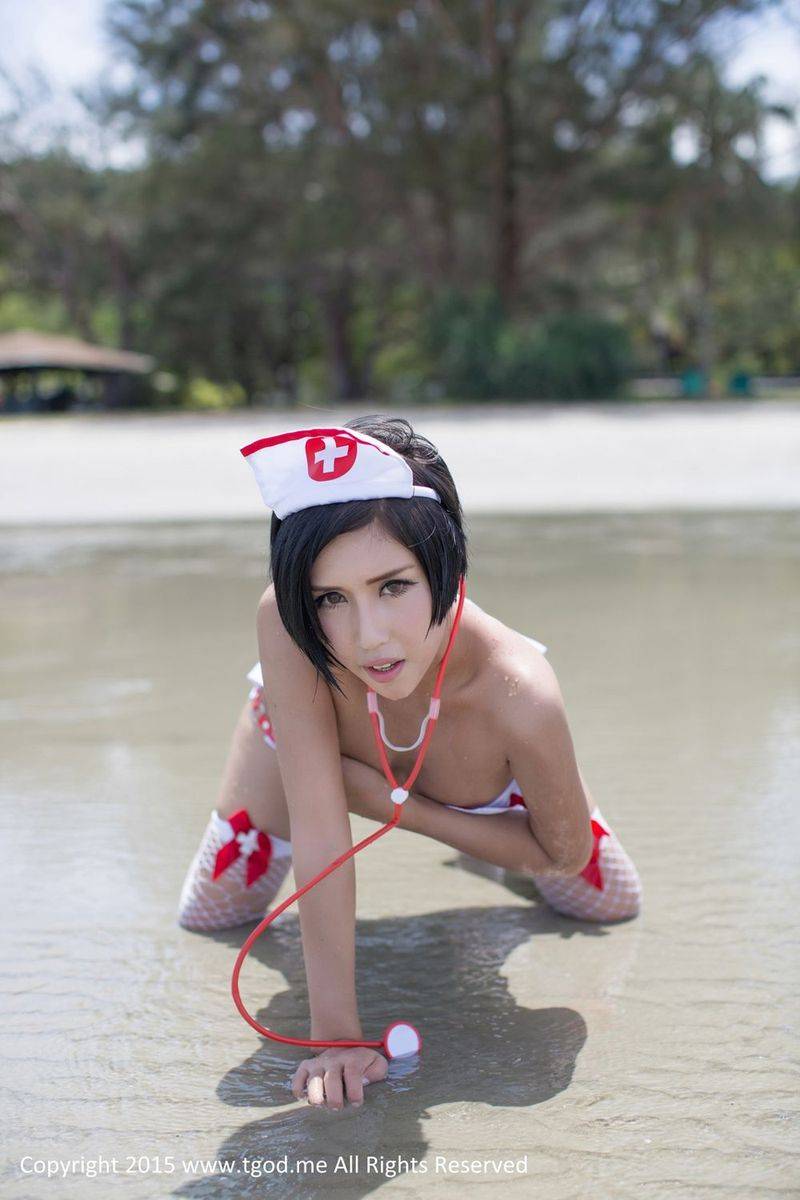 推女神美女模特娜依灵儿俏皮护士服泳池比基尼沙巴旅拍-29