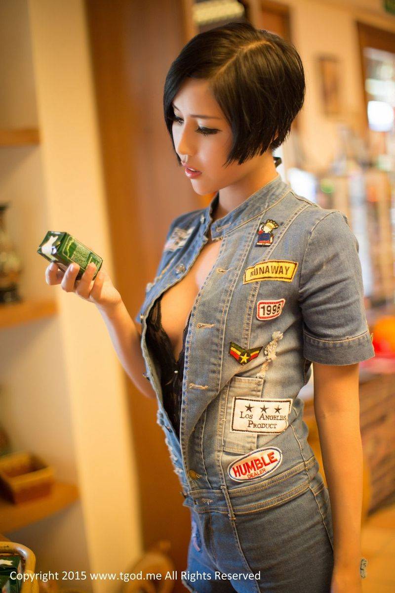 推女神美女模特娜依灵儿俏皮护士服泳池比基尼沙巴旅拍-31