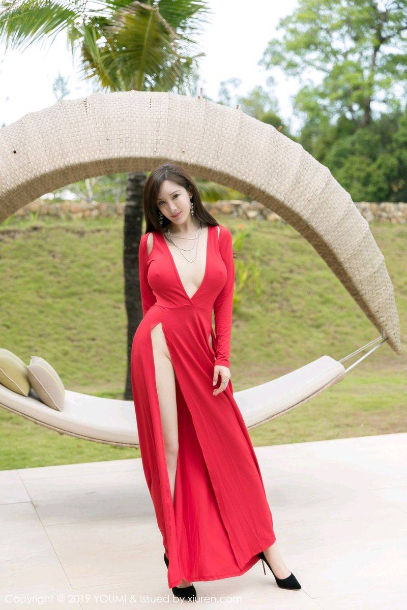 尤蜜荟性感女神周妍希猩红高开长裙爆乳美腿户外诱惑写真-2