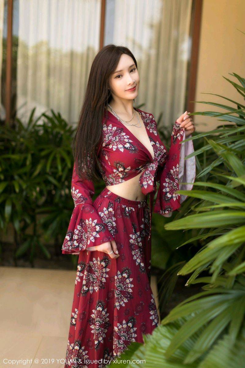 尤蜜荟性感女神周妍希猩红高开长裙爆乳美腿户外诱惑写真-29