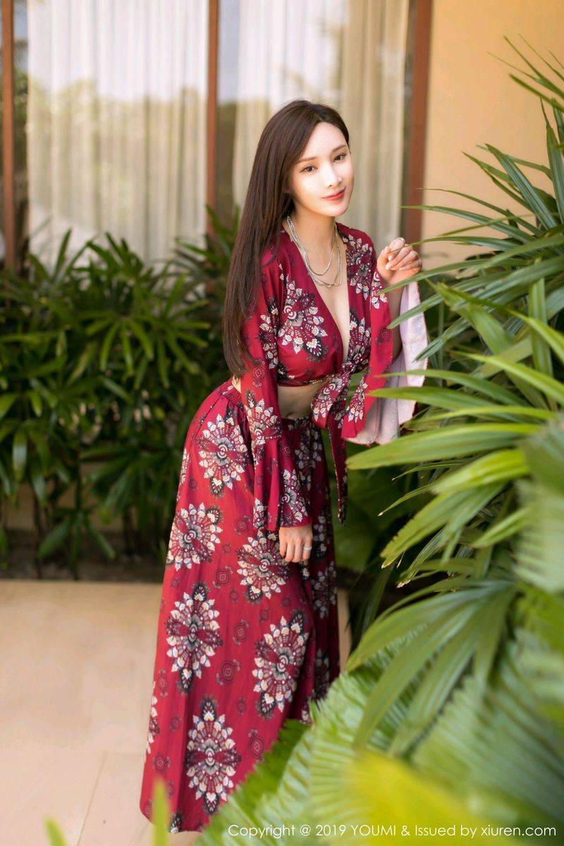 尤蜜荟性感女神周妍希猩红高开长裙爆乳美腿户外诱惑写真-28