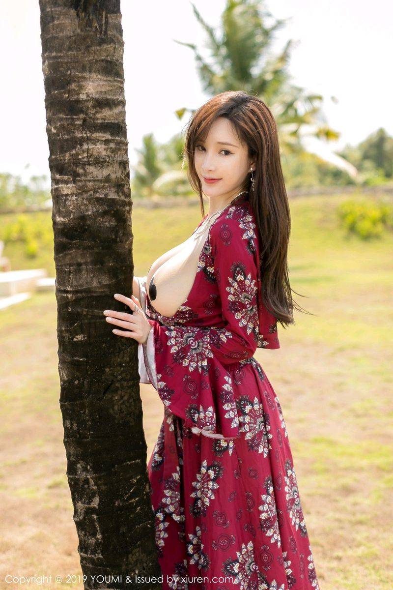 尤蜜荟性感女神周妍希猩红高开长裙爆乳美腿户外诱惑写真-35