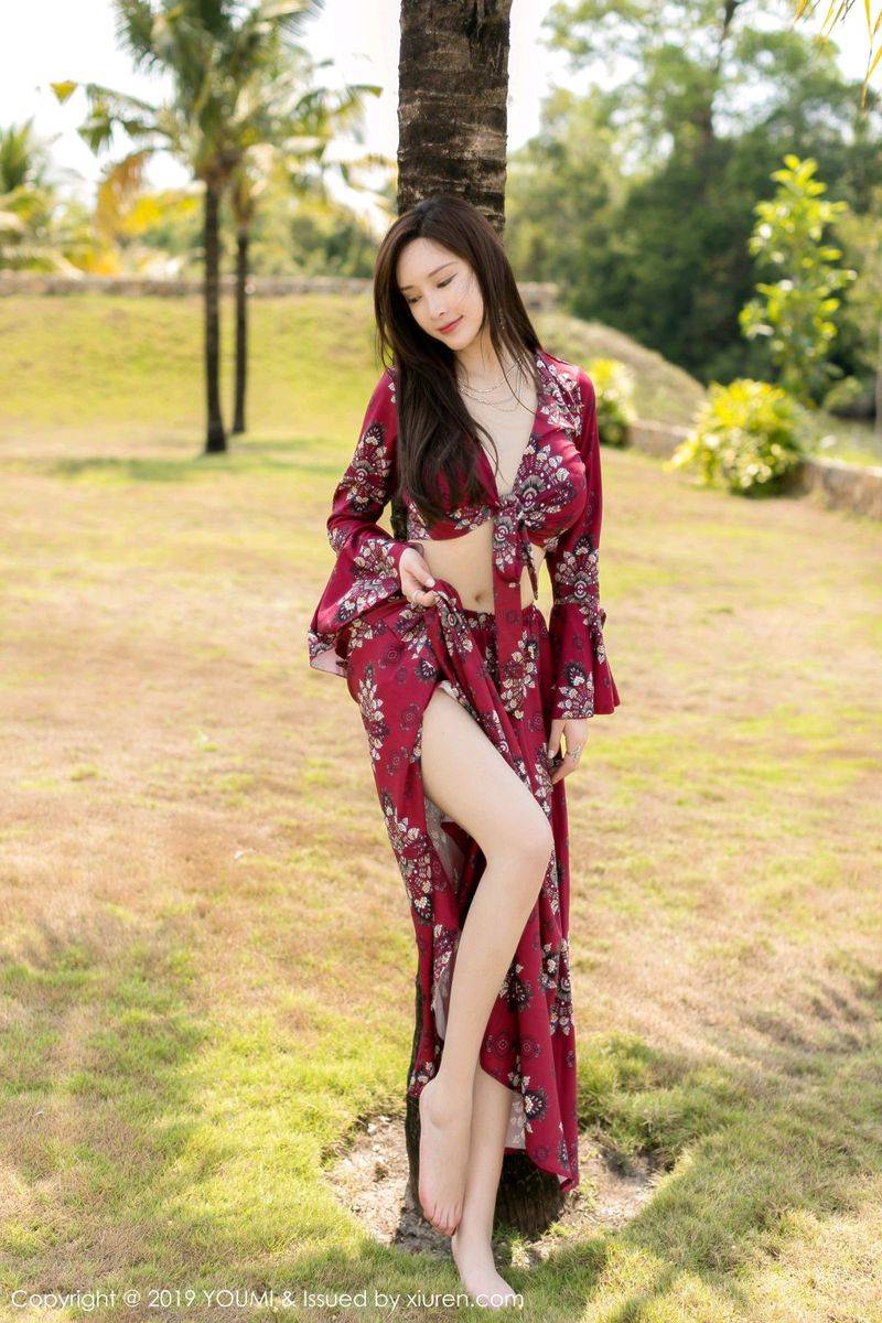 尤蜜荟性感女神周妍希猩红高开长裙爆乳美腿户外诱惑写真-33