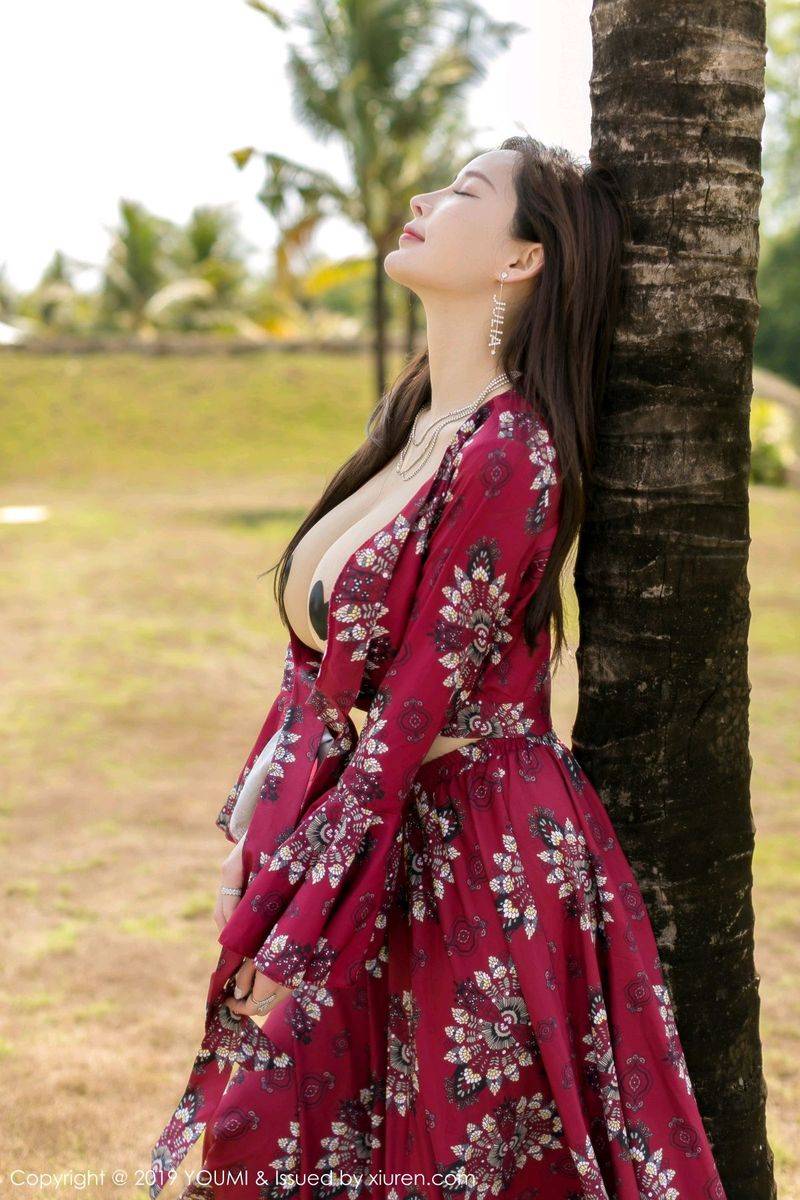 尤蜜荟性感女神周妍希猩红高开长裙爆乳美腿户外诱惑写真-43