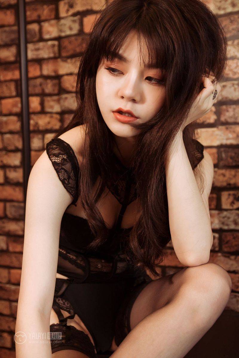 YALAYI雅拉伊美女模特蓉蓉黑丝美腿内衣诱惑违禁主题写真-17
