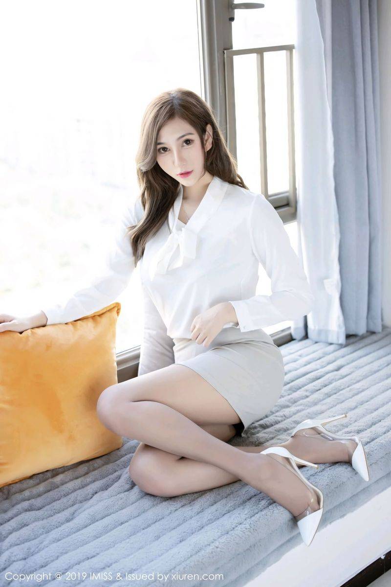 爱蜜社气质女神Lavinia肉丝袜美腿超短裙职场OL装扮性感写真-12