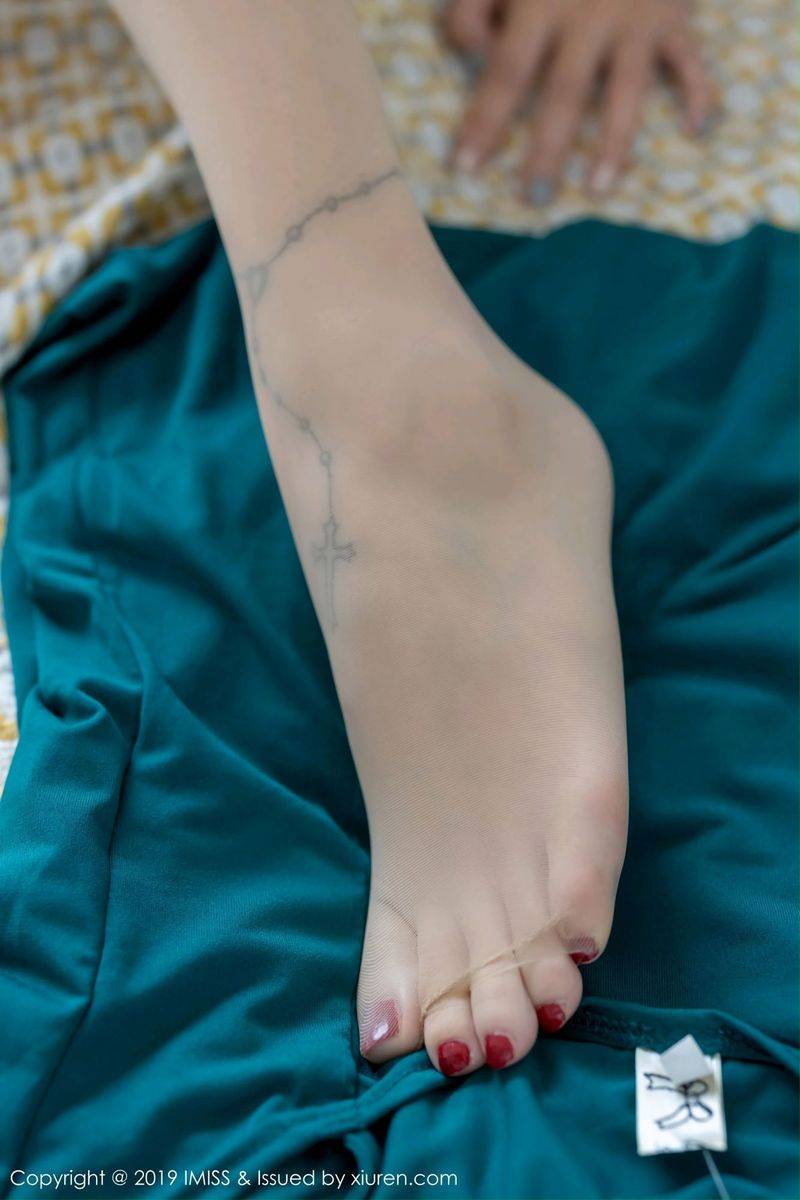 爱蜜社性感女神Lavinia肉孔雀蓝吊裙修长美腿泰国清迈旅拍-24