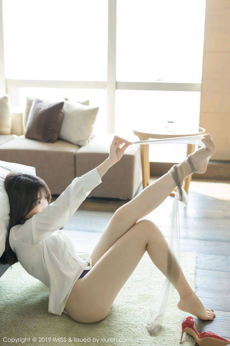 爱蜜社性感女神芝芝Booty丝袜美腿秘书制服与朦胧系列写真-40