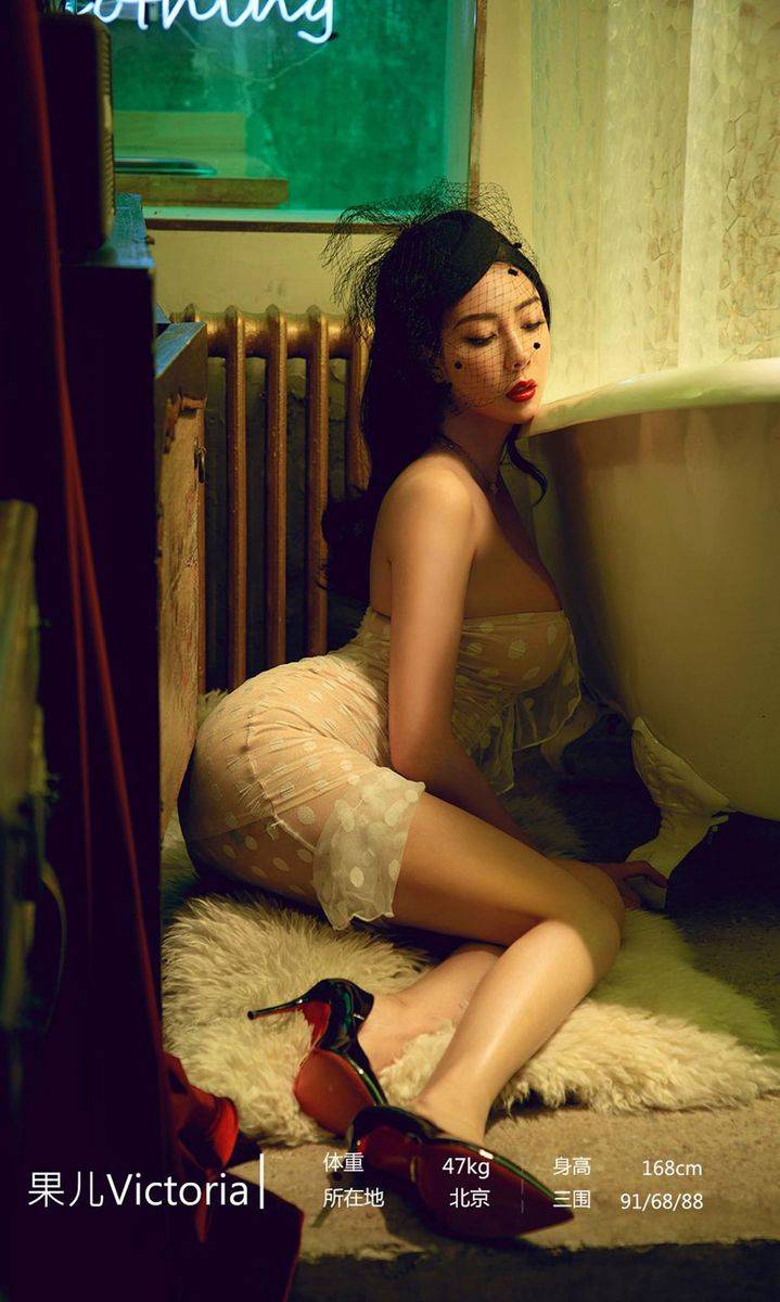 尤果网性感美女果儿Victoria黑丝美腿丰盈美臀暗夜主题写真-35