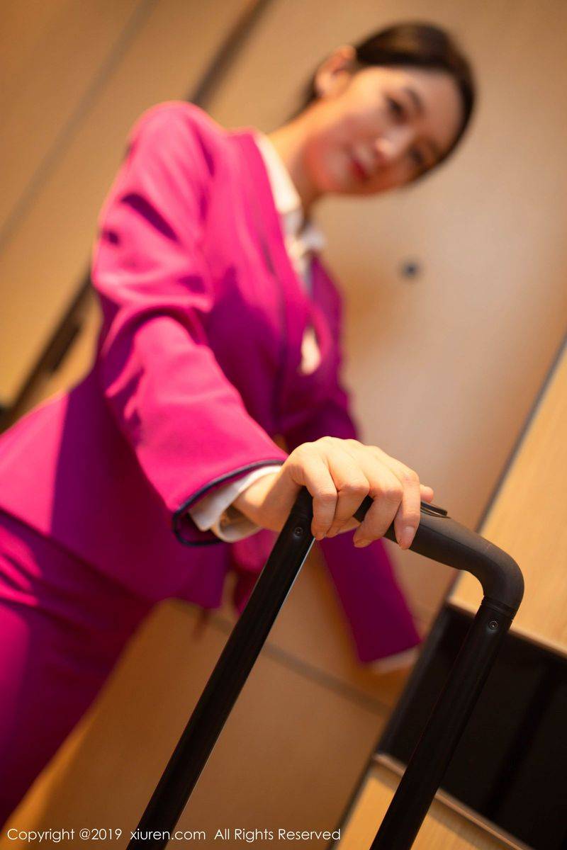 秀人网性感女神Angela小热巴空姐制服丝袜美腿足量视觉写真-7