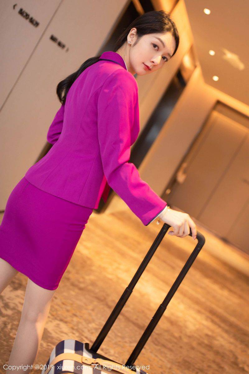 秀人网性感女神Angela小热巴空姐制服丝袜美腿足量视觉写真-6