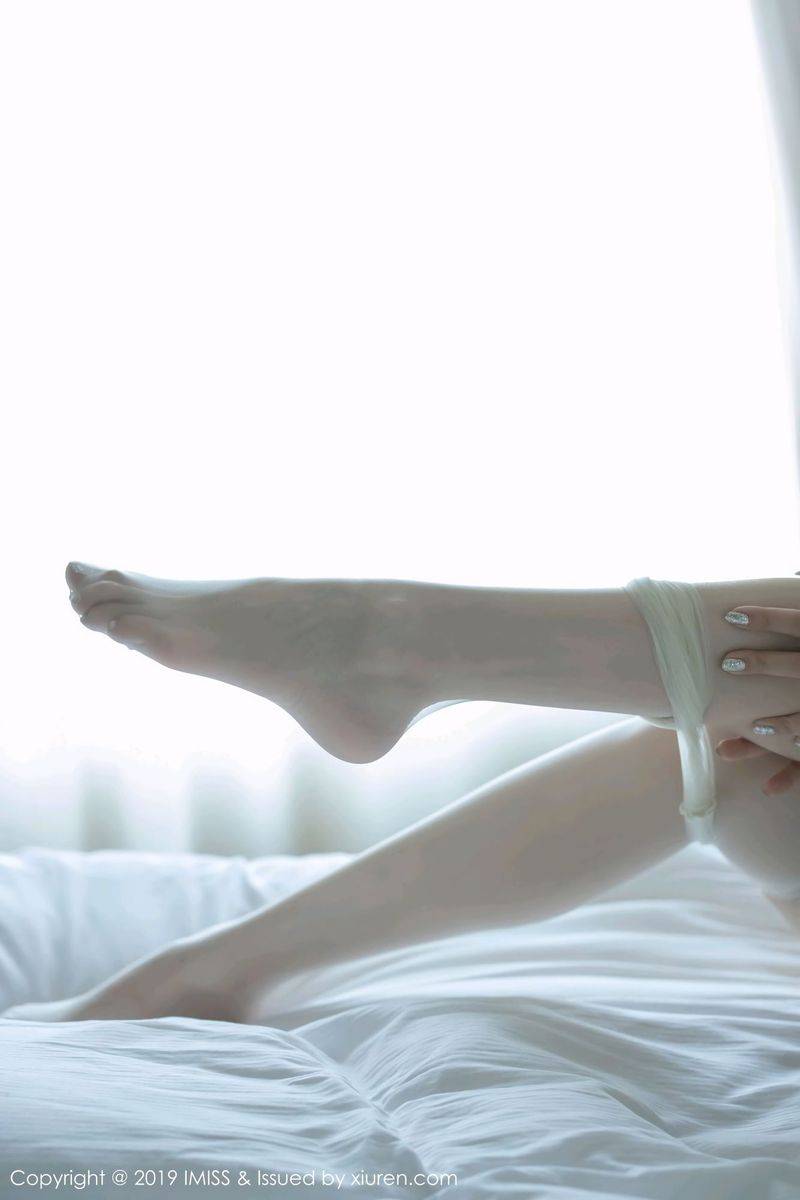 爱蜜社性感女神许诺Sabrina销魂美腿袜控福利足量美感写真-27