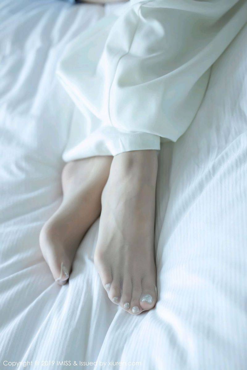 爱蜜社性感女神许诺Sabrina销魂美腿袜控福利足量美感写真-25