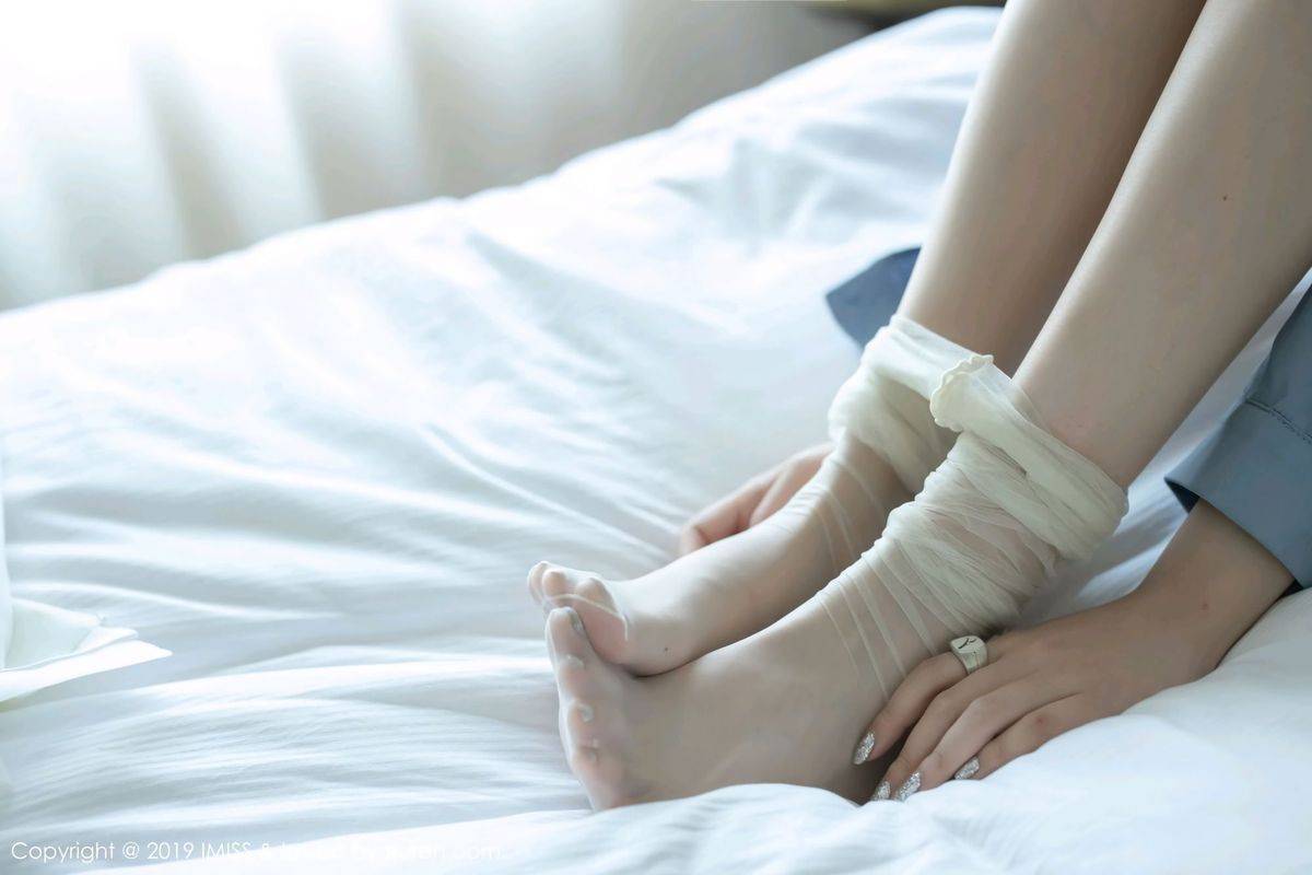 爱蜜社性感女神许诺Sabrina销魂美腿袜控福利足量美感写真-50