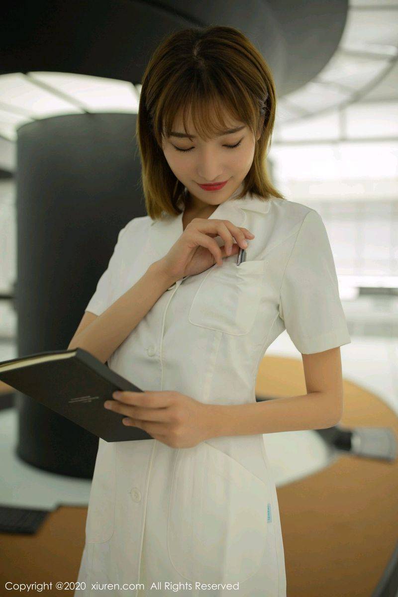 秀人网性感女神陆萱萱白衬衫丝袜美腿职场OL实验室主题美图-10