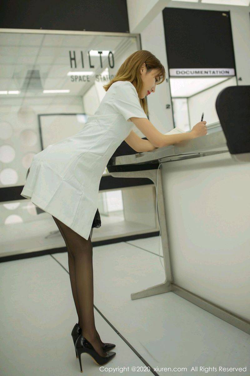 秀人网性感女神陆萱萱白衬衫丝袜美腿职场OL实验室主题美图-15