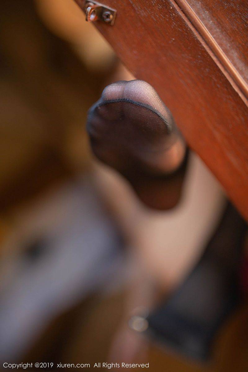 秀人网性感女神陆萱萱黑丝美腿猩红内衣孔雀饲养员写真-40