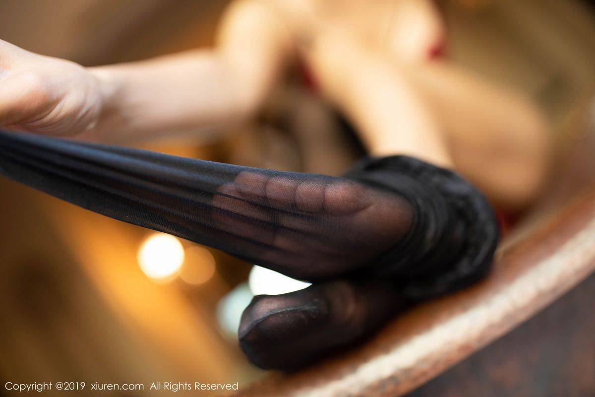 秀人网性感女神陆萱萱黑丝美腿猩红内衣孔雀饲养员写真-82