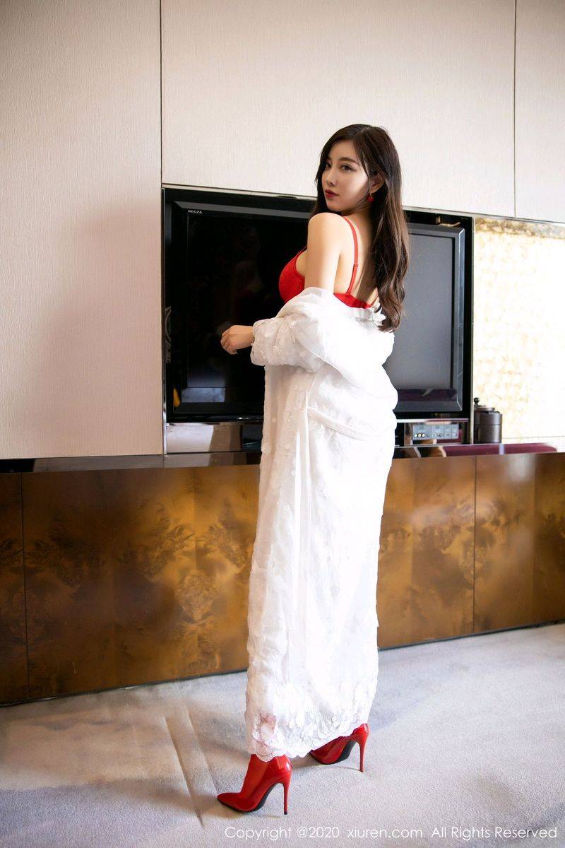 秀人网性感女神杨晨晨sugar绝佳身材丝袜美腿猩红内衣写真