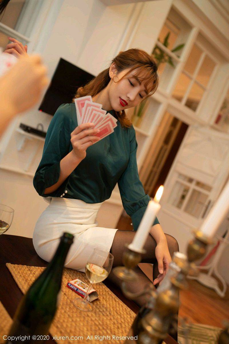 秀人网姐妹花陆萱萱&陶喜乐&就是阿朱啊酒店玩扑克性感写真-7