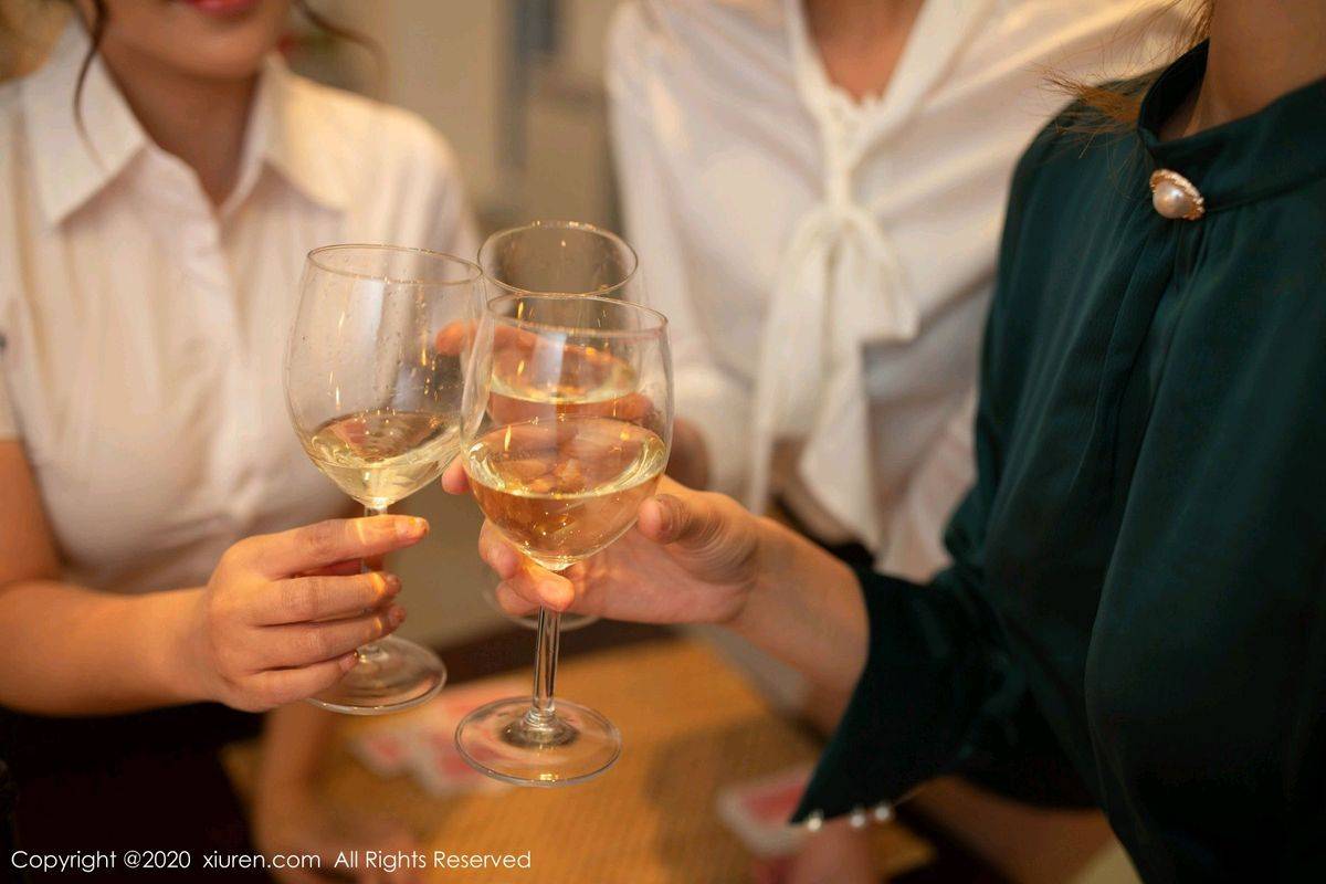 秀人网姐妹花陆萱萱&陶喜乐&就是阿朱啊酒店玩扑克性感写真-52