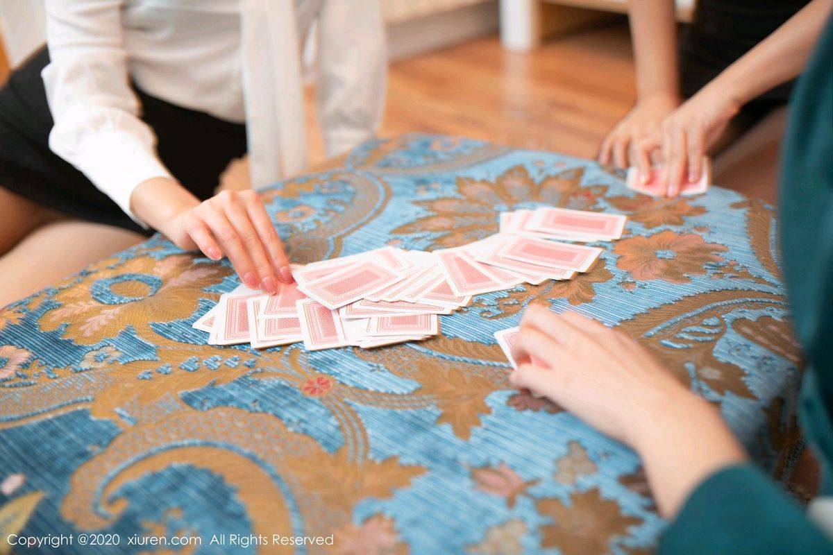 秀人网姐妹花陆萱萱&陶喜乐&就是阿朱啊酒店玩扑克性感写真-62