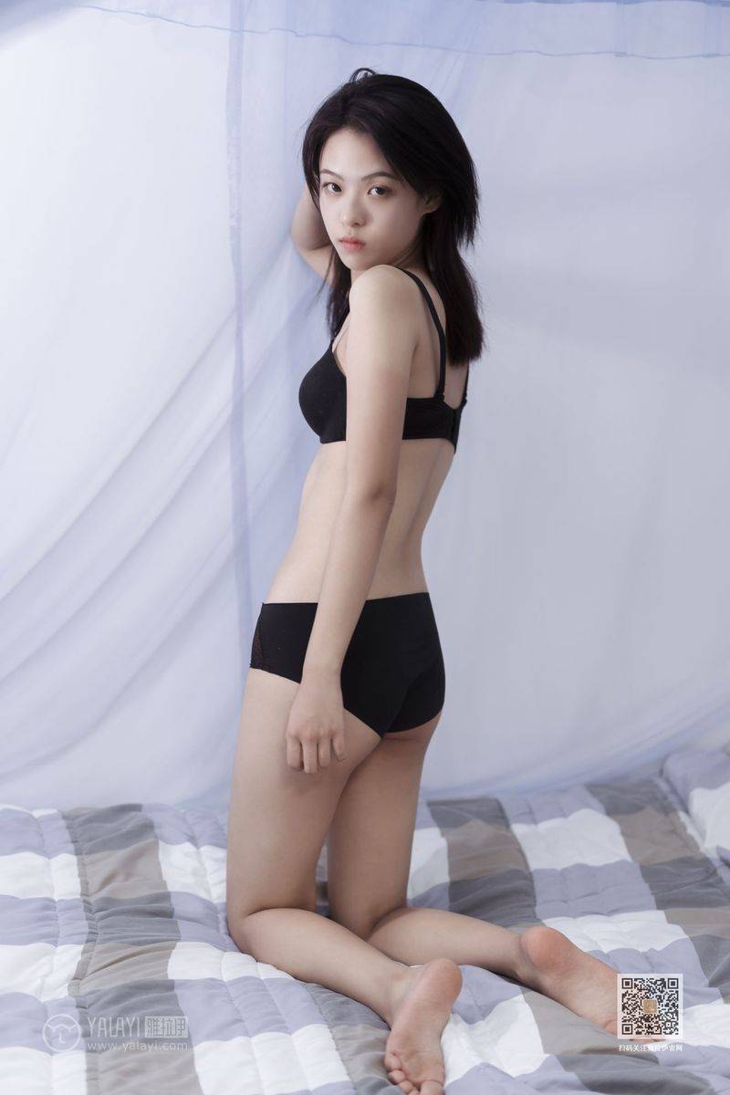 YALAYI雅拉伊美女模特含嫣修长美腿内衣诱惑室内私房写真-17