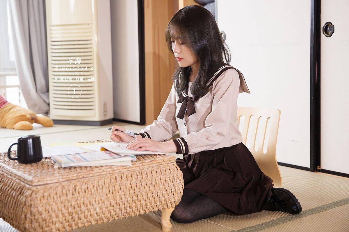 头条女神邻家学妹陈亦菲黑丝美腿校服装扮内衣诱惑写真-8