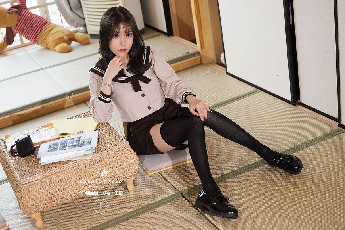 头条女神邻家学妹陈亦菲黑丝美腿校服装扮内衣诱惑写真-6