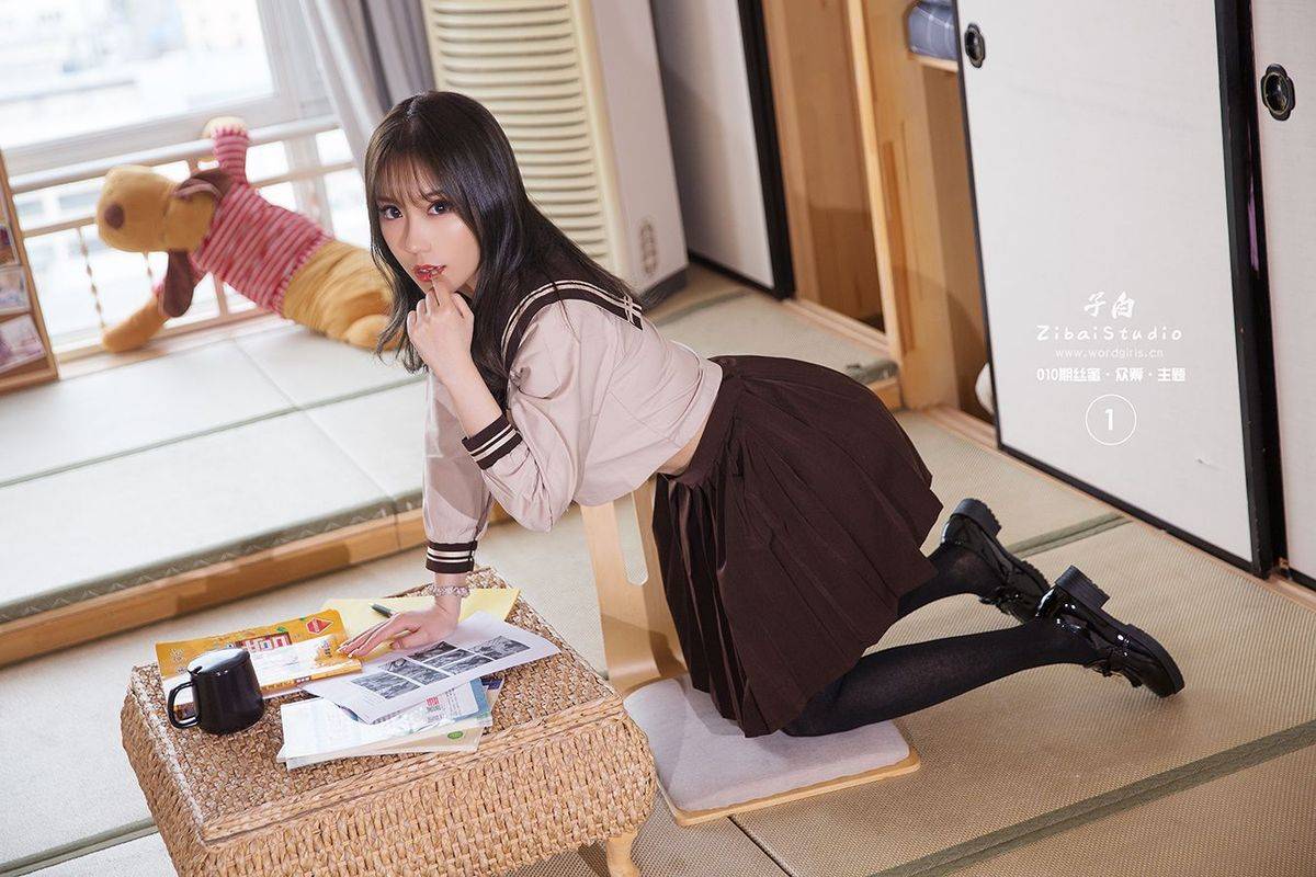 头条女神邻家学妹陈亦菲黑丝美腿校服装扮内衣诱惑写真-12