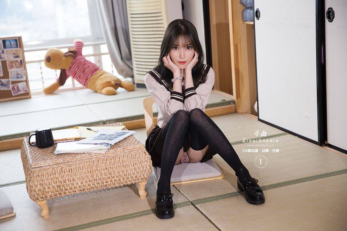 头条女神邻家学妹陈亦菲黑丝美腿校服装扮内衣诱惑写真-10