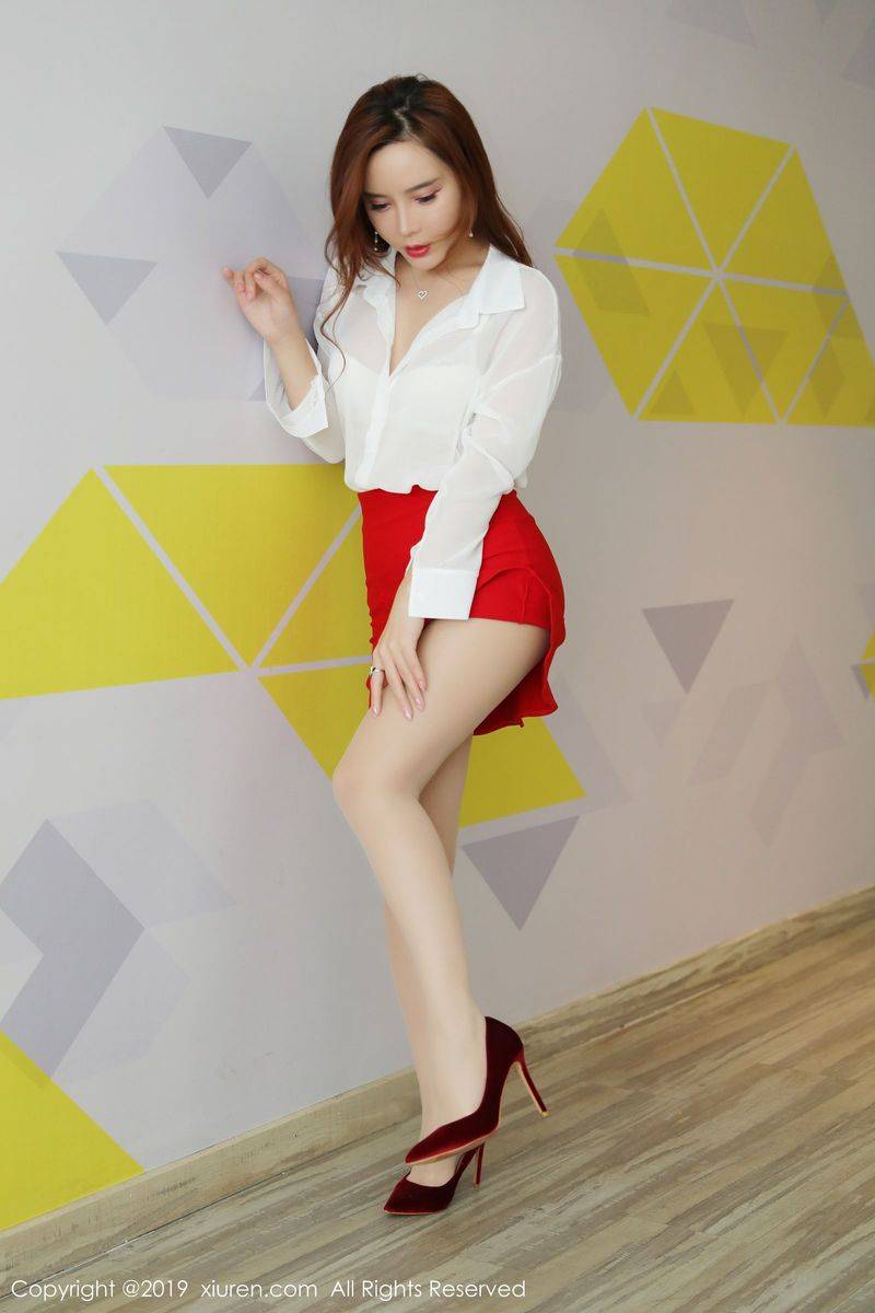 秀人网性感女神艾小青白衬衫红色超短裙丝袜美腿诱人写真-3