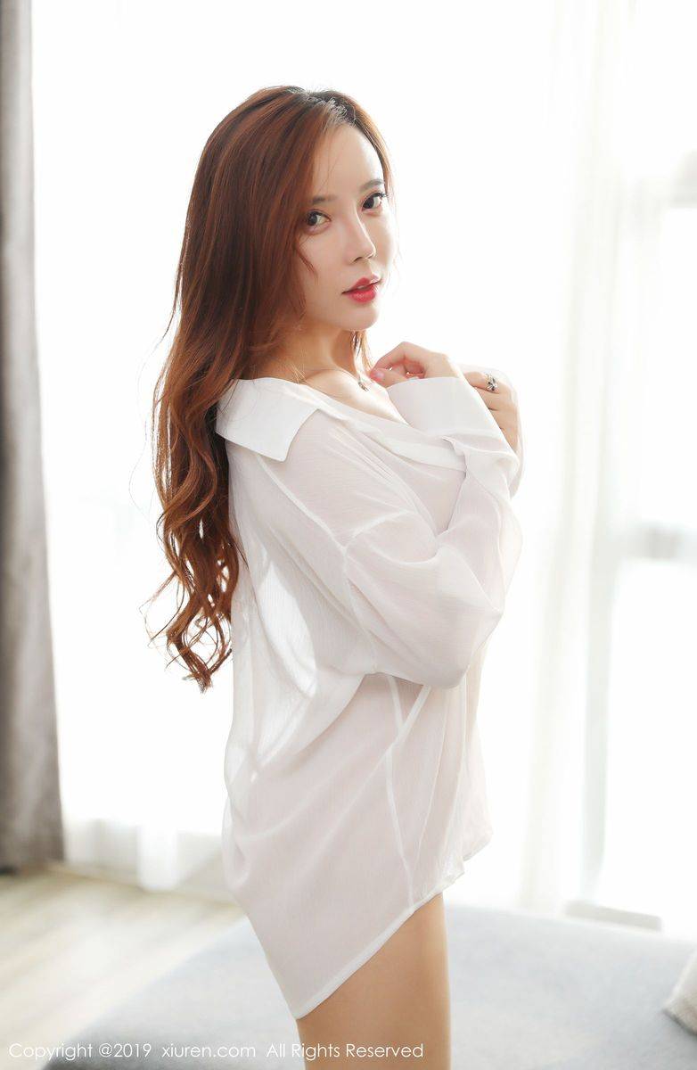 秀人网性感女神艾小青白衬衫红色超短裙丝袜美腿诱人写真-43