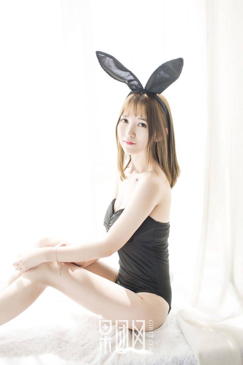 果团网清纯玉女桃桃蕾丝兔女郎搭配黑色连体衣性感爆棚