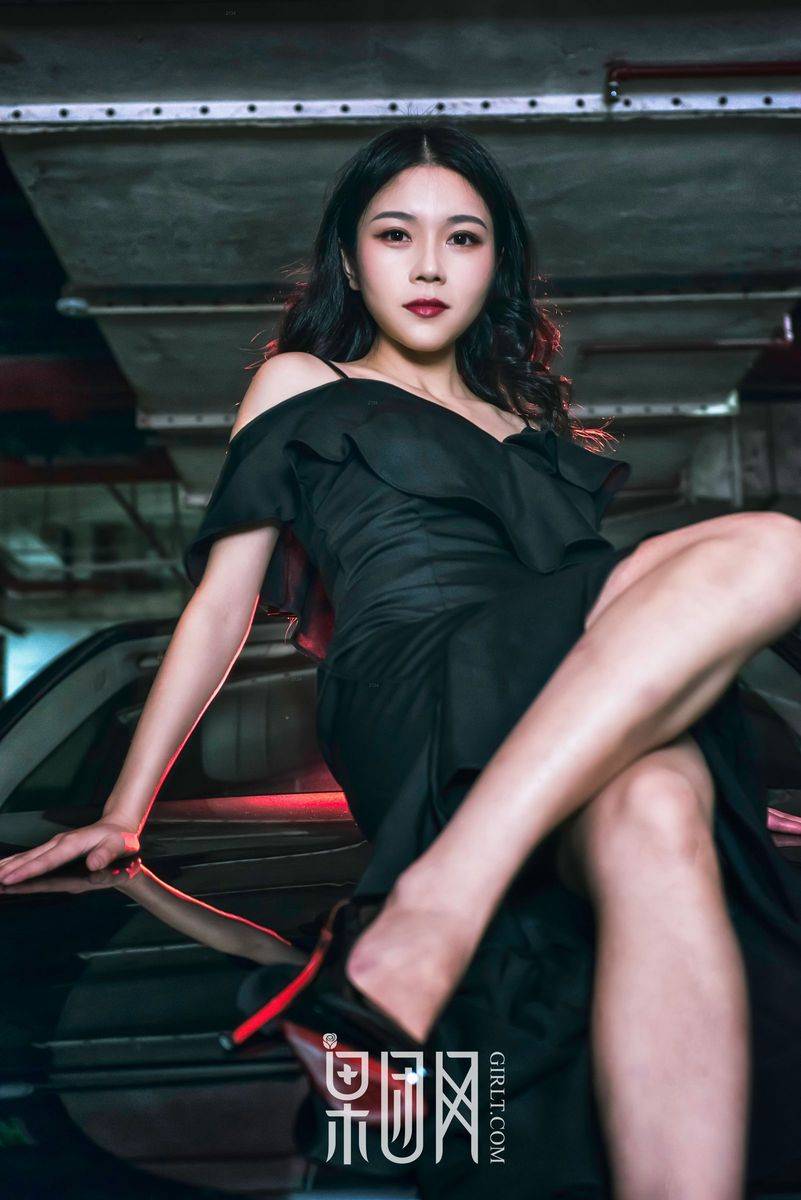 果团网冷艳美女车模微微极品身材修长美腿车内性感写真-2